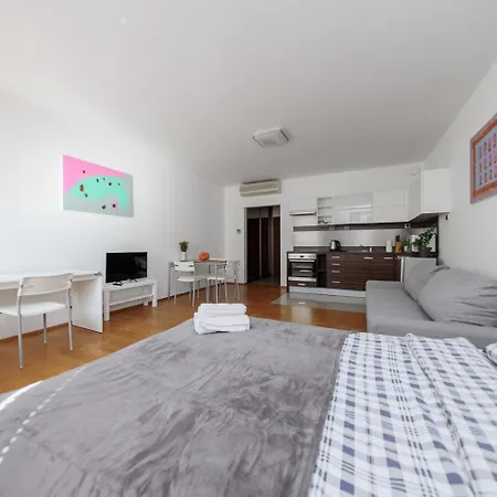 Near The Us Embassy Daire Varşova