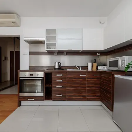 Near The Us Embassy * Varşova